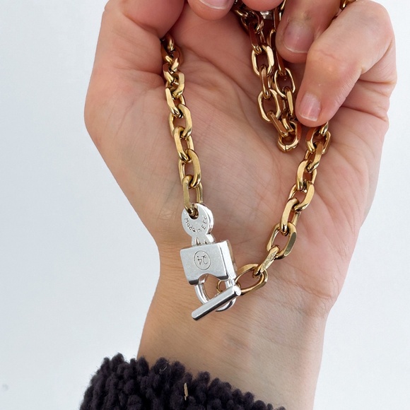 Gold chunky silver toggle chain necklace. - Picture 1 of 4